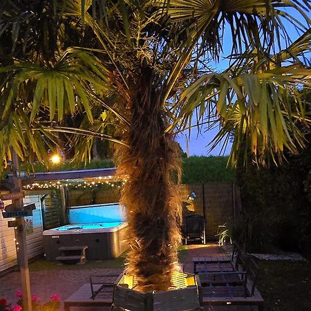 De Corner Van Zeeland Met Jacuzzi Sint Annaland Dış mekan fotoğraf