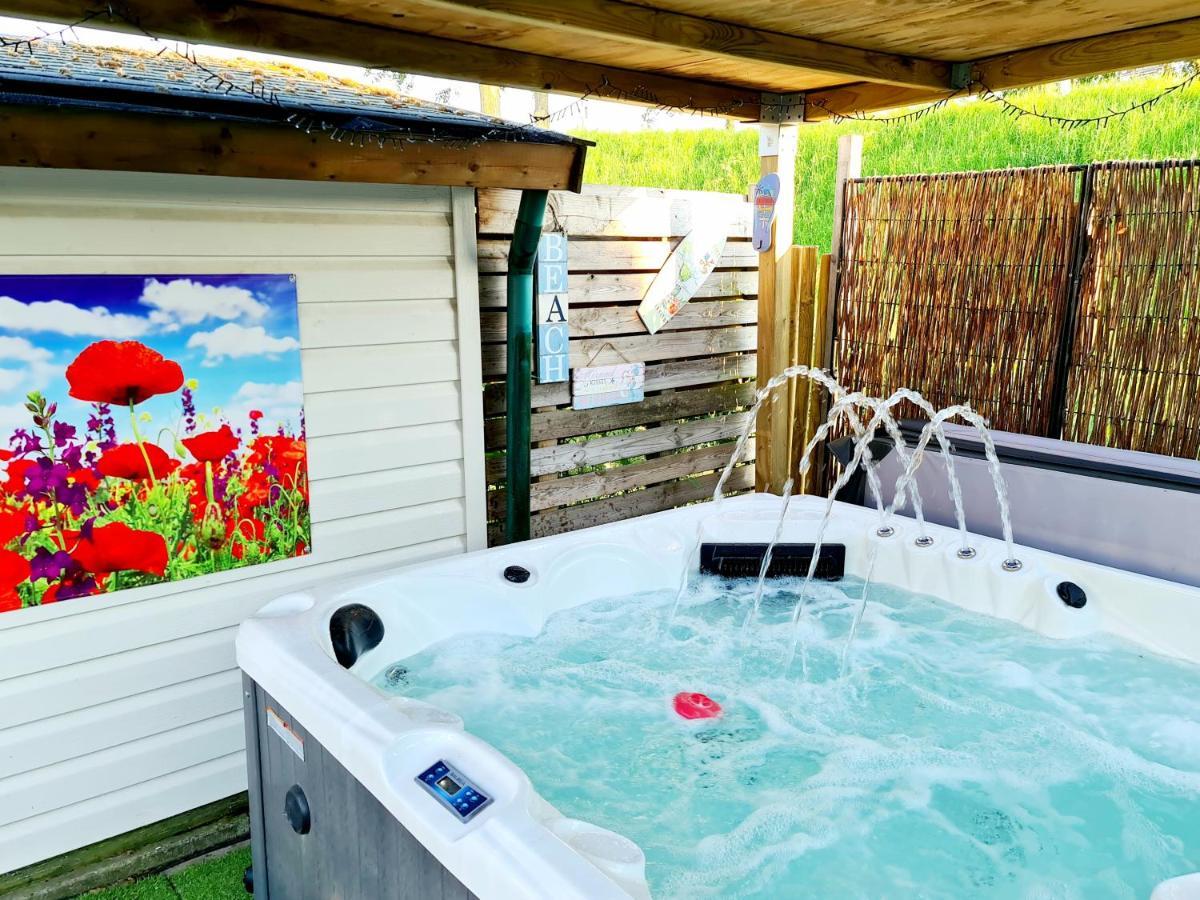 De Corner Van Zeeland Met Jacuzzi Sint Annaland Dış mekan fotoğraf