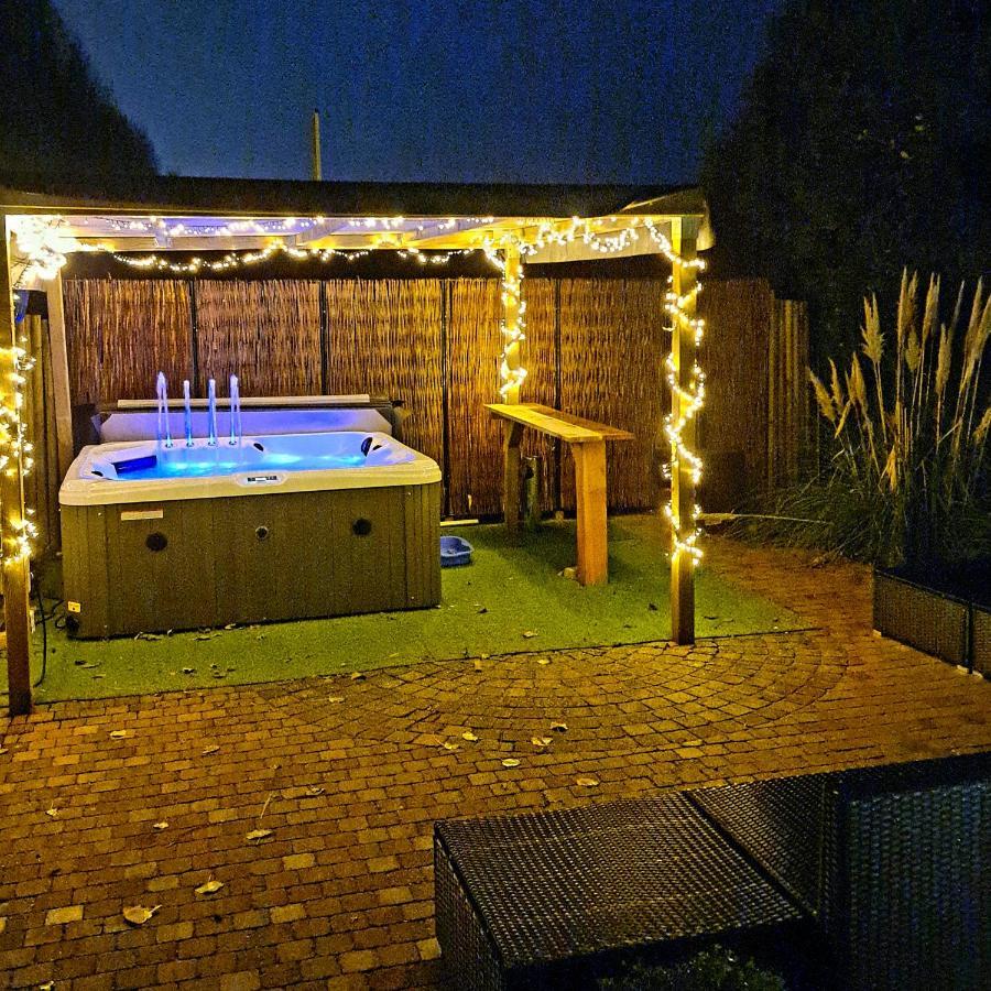 De Corner Van Zeeland Met Jacuzzi Sint Annaland Dış mekan fotoğraf