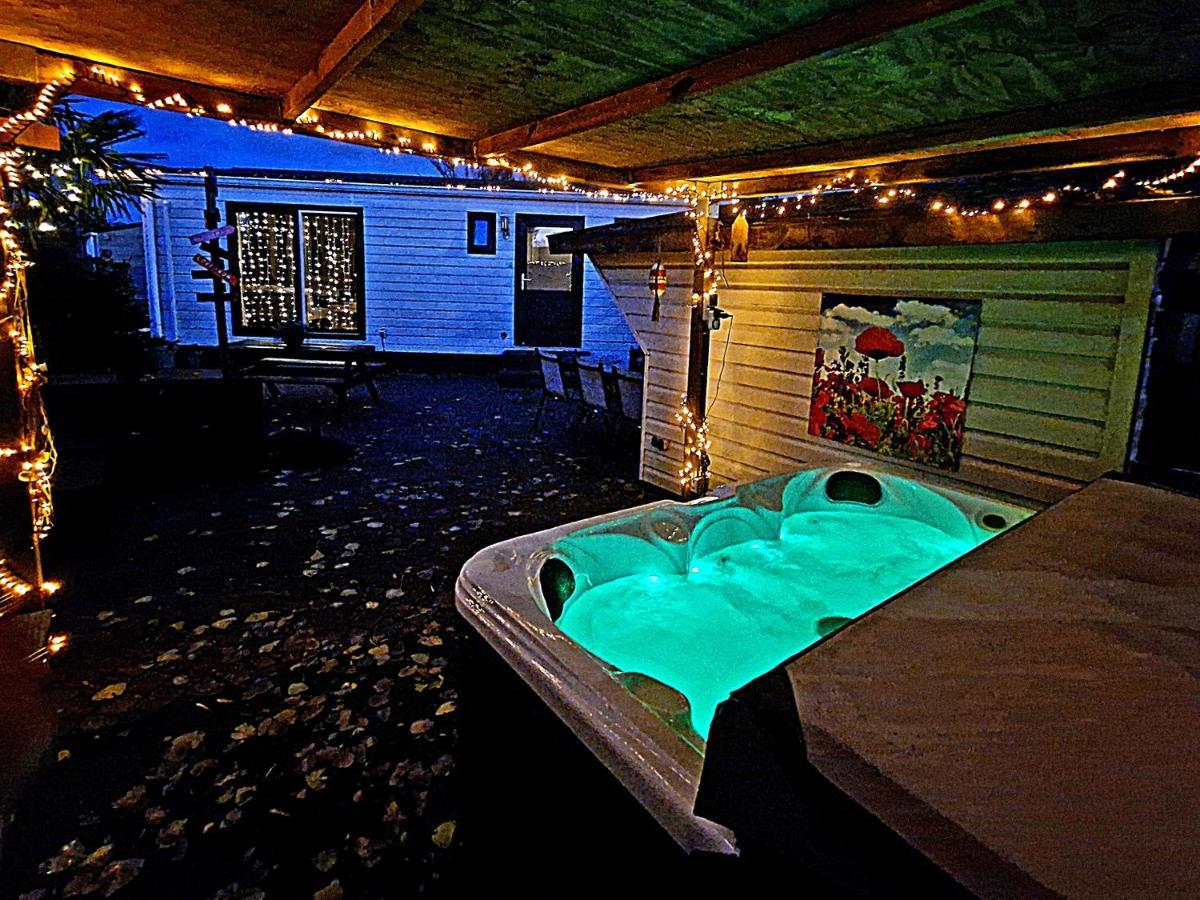 De Corner Van Zeeland Met Jacuzzi Sint Annaland Dış mekan fotoğraf