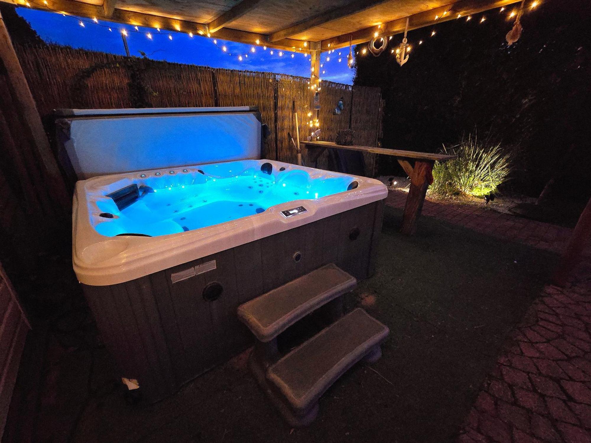 De Corner Van Zeeland Met Jacuzzi Sint Annaland Dış mekan fotoğraf